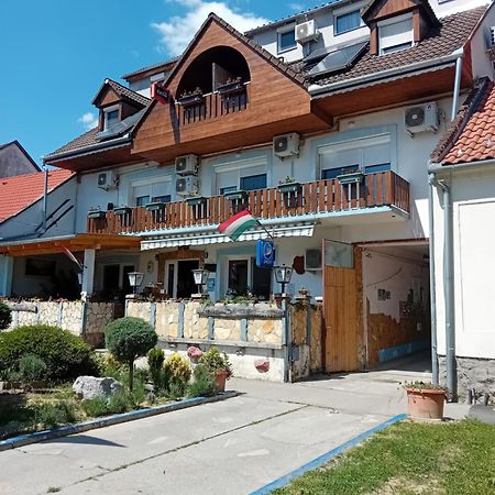 Lenzl'S Panzio Bed & Breakfast Szigetvár Exterior photo