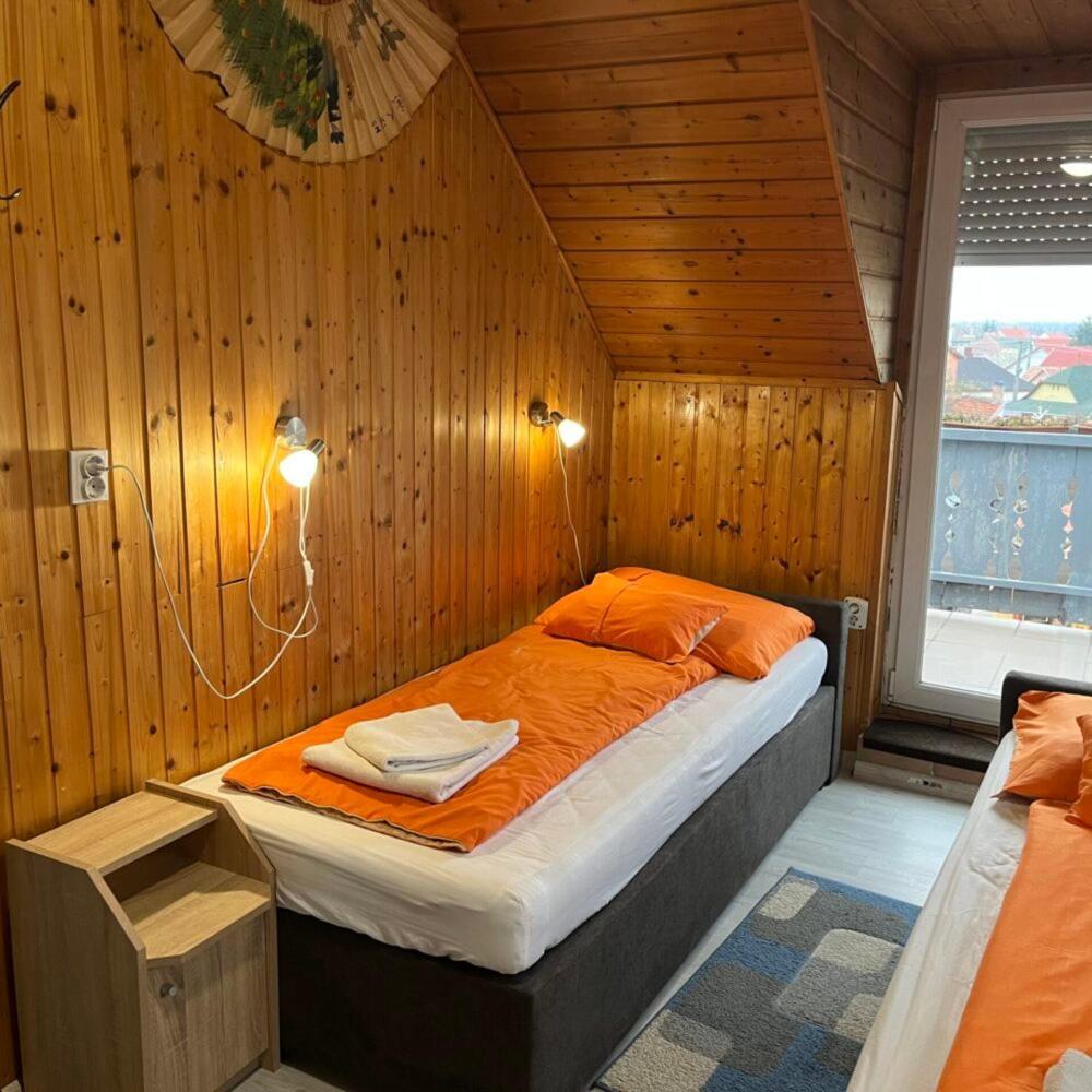 Lenzl'S Panzio Bed & Breakfast Szigetvár Exterior photo