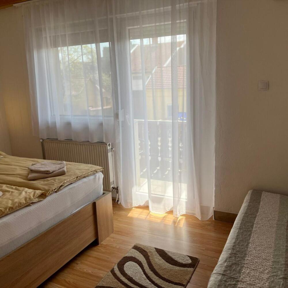 Lenzl'S Panzio Bed & Breakfast Szigetvár Exterior photo