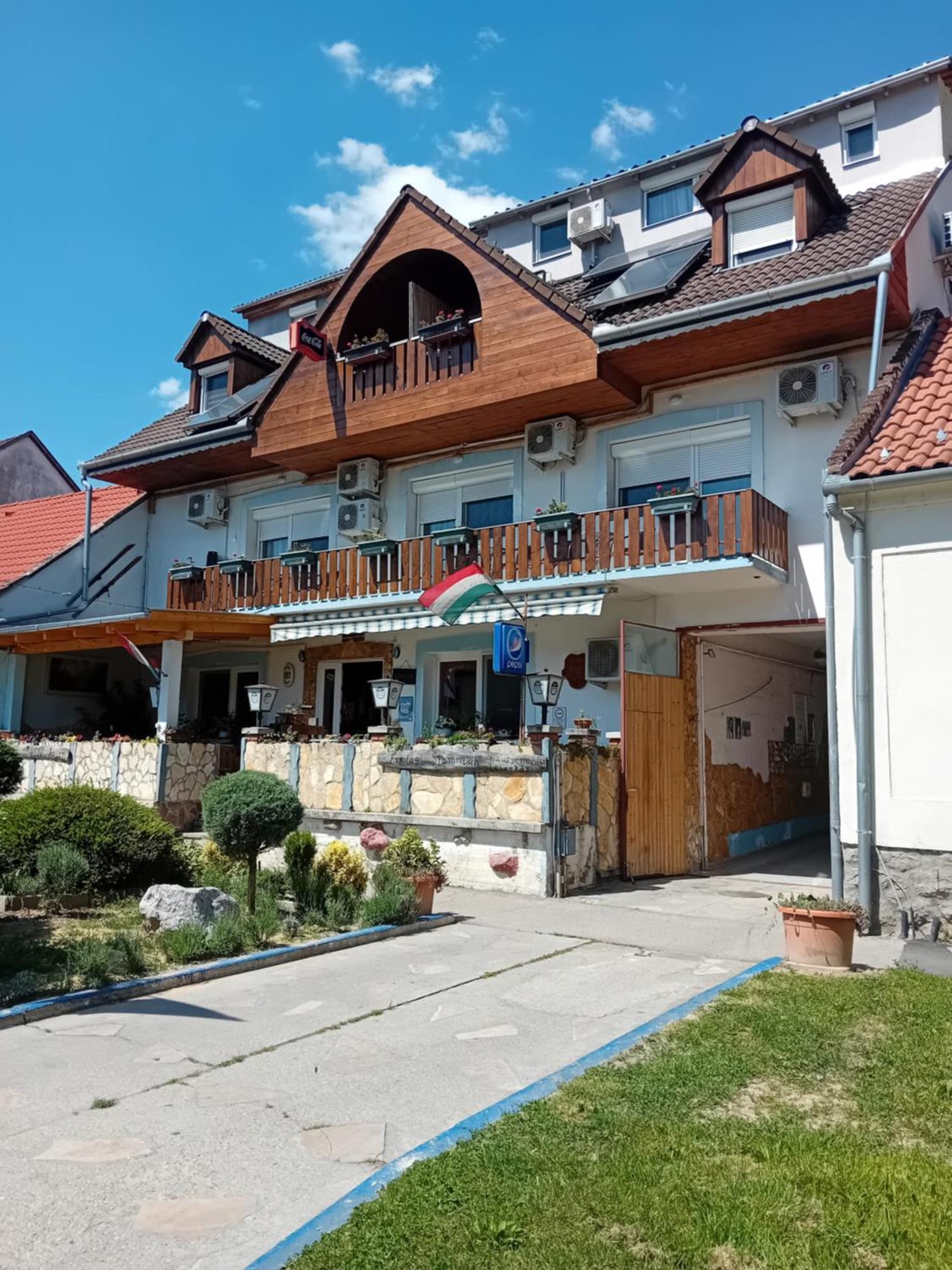 Lenzl'S Panzio Bed & Breakfast Szigetvár Exterior photo